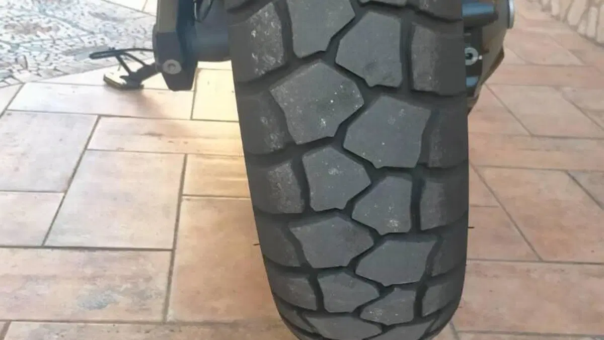 Moto Guzzi V85 TT Evocative Graphics (2019 - 20)  (10)