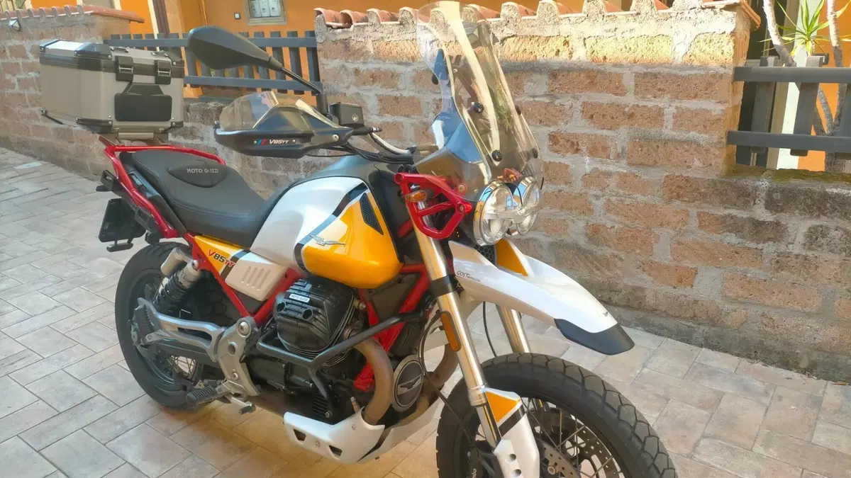 Moto Guzzi V85 TT Evocative Graphics (2019 - 20)  (12)