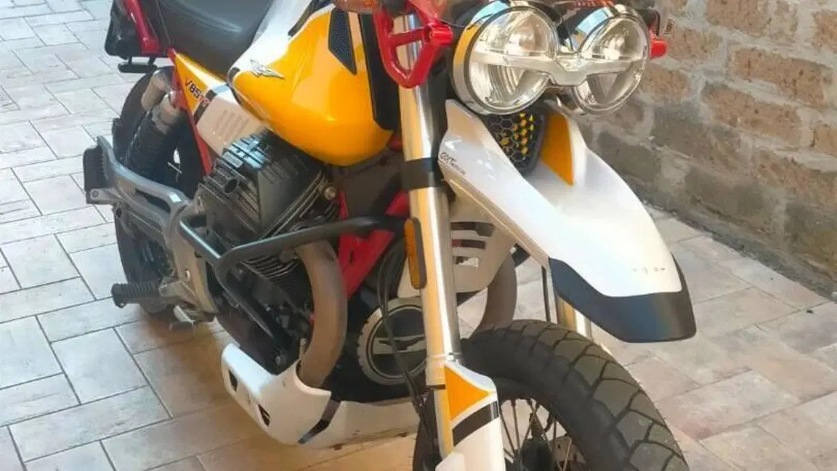 Moto Guzzi V85 TT Evocative Graphics (2019 - 20)  (13)
