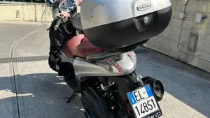 Piaggio Beverly 350 ABS (2016 - 20)  (2)