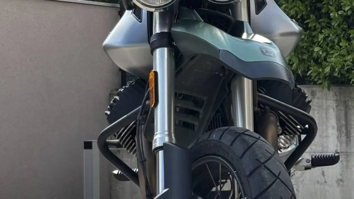 Moto Guzzi V85 TT Centenario (2021 - 22)  (2)