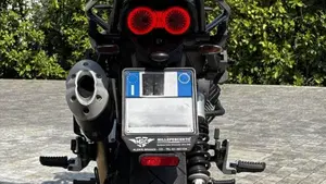 Moto Guzzi V85 TT Centenario (2021 - 22)  (4)