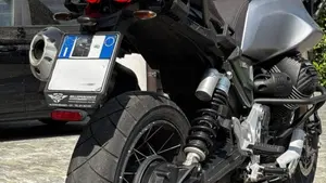 Moto Guzzi V85 TT Centenario (2021 - 22)  (5)