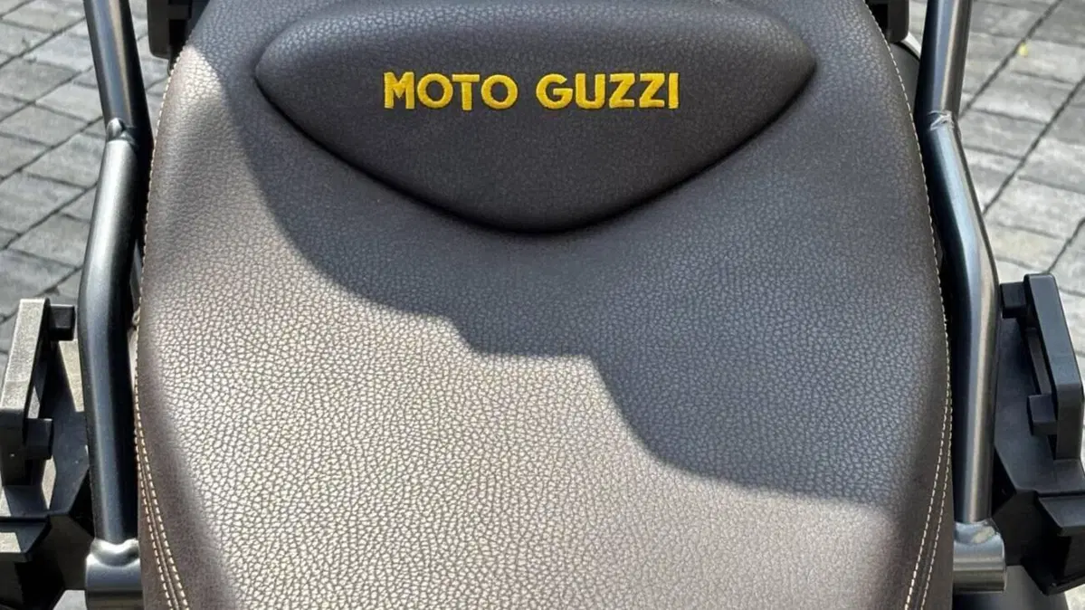 Moto Guzzi V85 TT Centenario (2021 - 22)  (9)