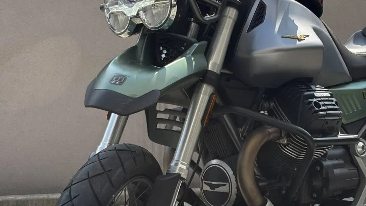 Moto Guzzi V85 TT Centenario (2021 - 22)  (10)