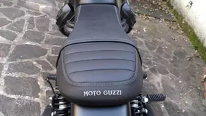 Moto Guzzi V7 Stone (2021 - 24)  (3)