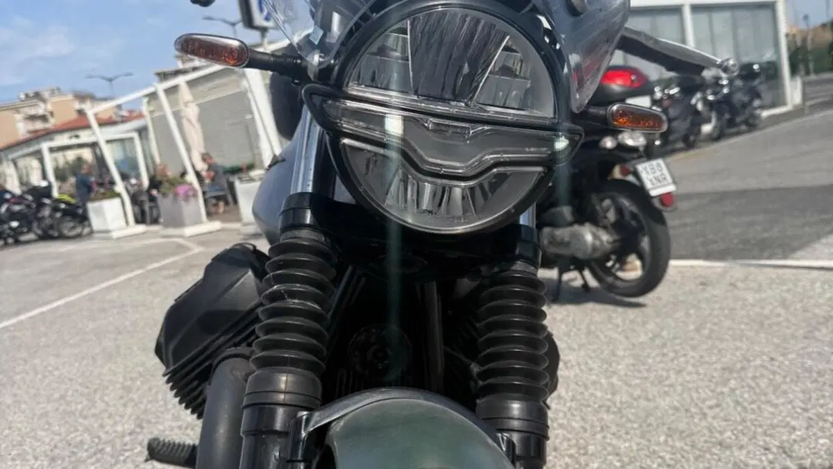 Moto Guzzi V7 Stone Centenario (2021 - 22)  (2)