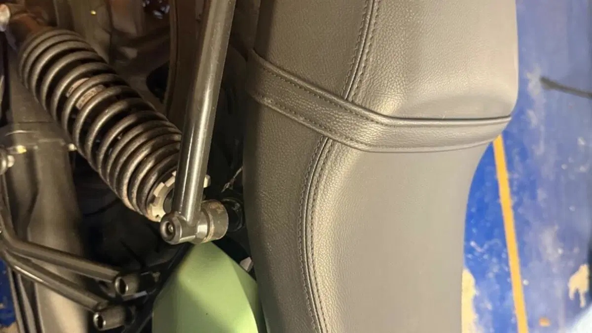 Moto Guzzi V7 Stone Centenario (2021 - 22)  (3)