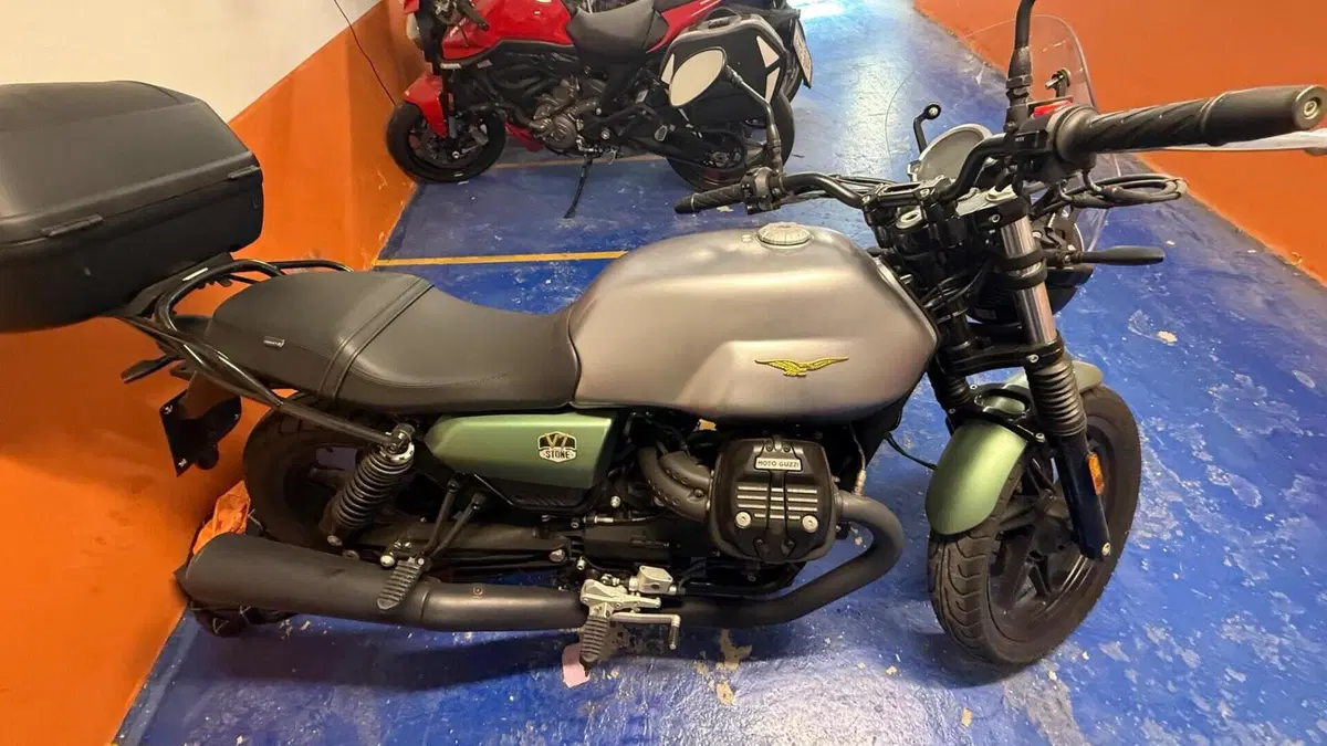 Moto Guzzi V7 Stone Centenario (2021 - 22)  (4)