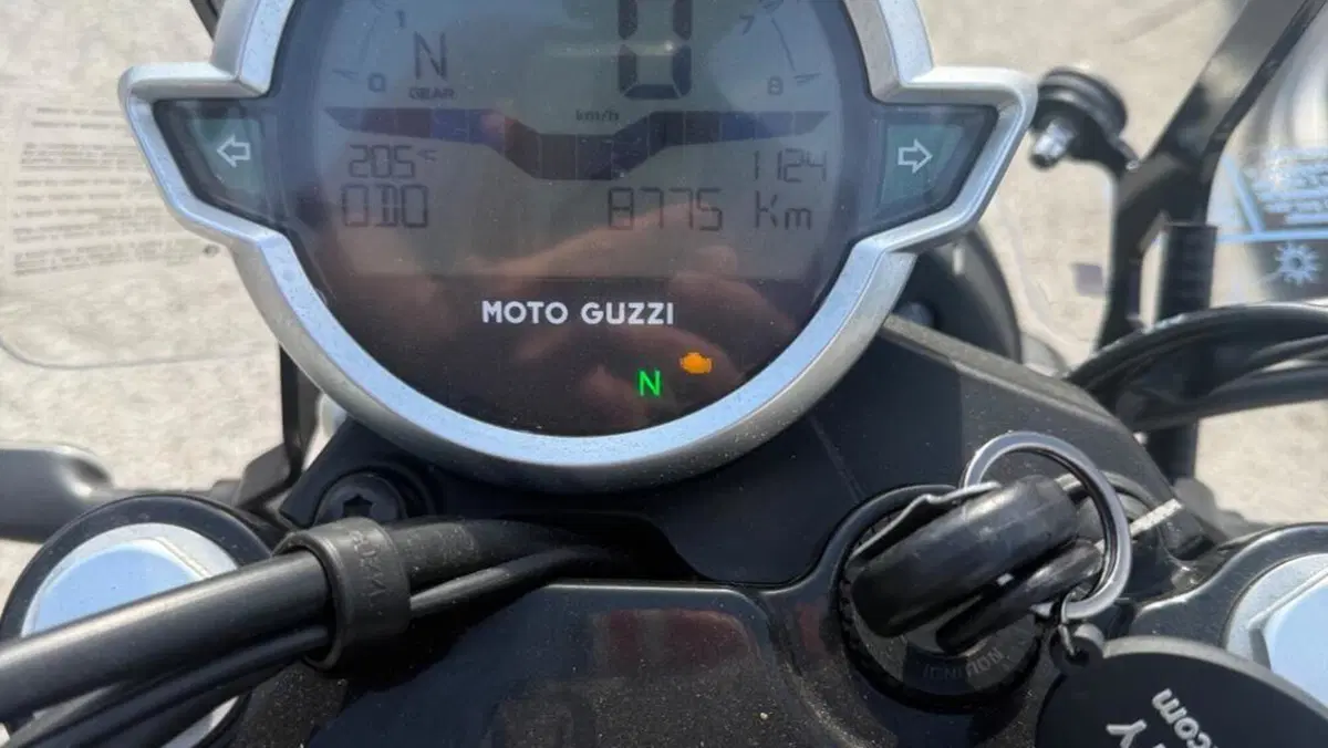 Moto Guzzi V7 Stone Centenario (2021 - 22)  (5)