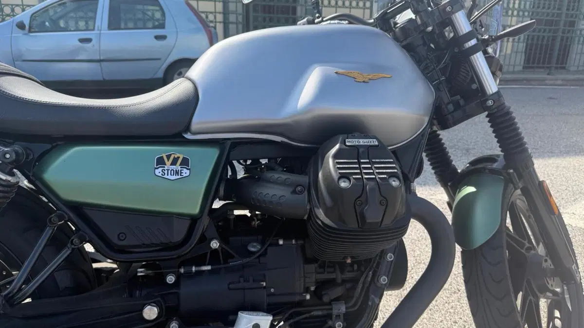 Moto Guzzi V7 Stone Centenario (2021 - 22)  (6)