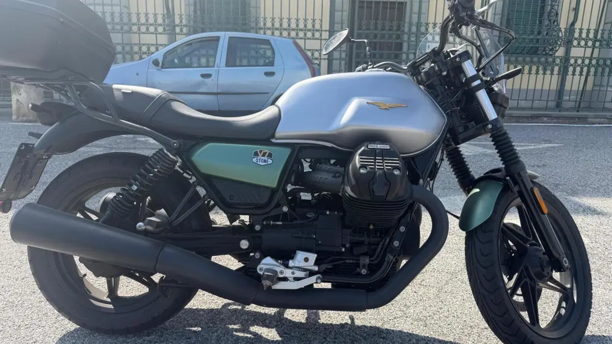 Moto Guzzi V7 Stone Centenario (2021 - 22)  (10)