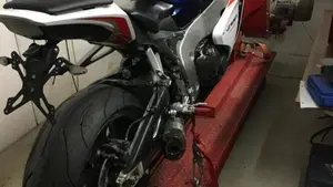 Honda CBR 1000 RR Fireblade (2008 - 11)  (3)