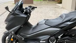 Yamaha T-Max 560 20° anniversario (2021)  (3)