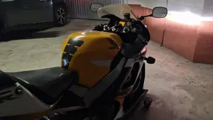 Honda CBR 900 RR Fireblade (2000 - 01)  (4)
