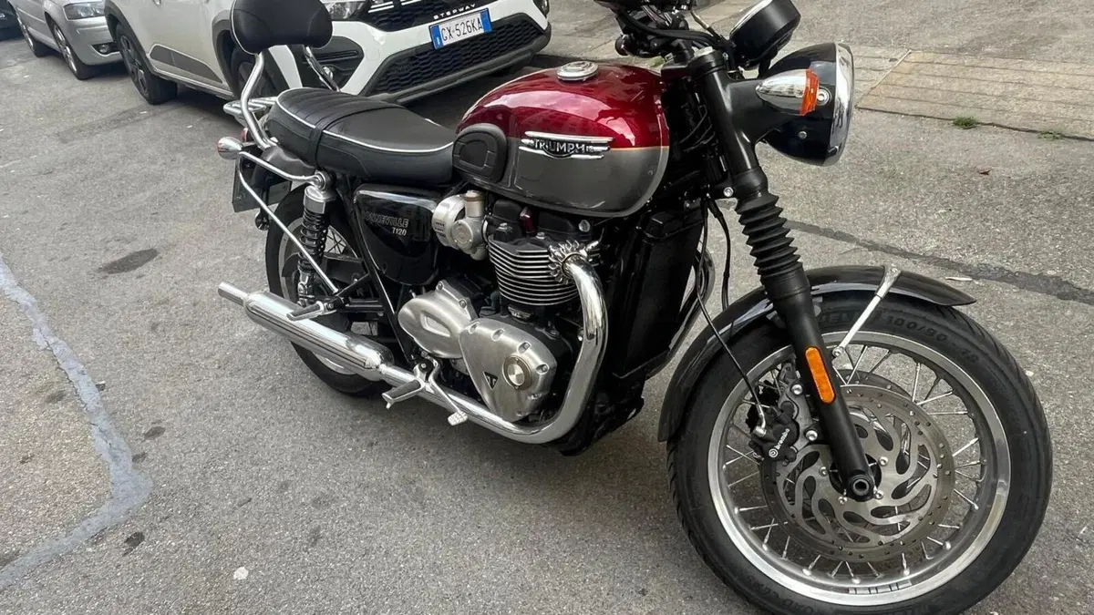 Triumph Bonneville T120 Gold Line Edition (2022 - 23)  (2)