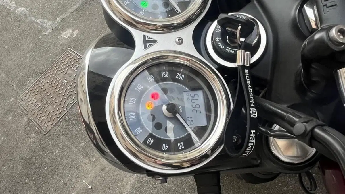 Triumph Bonneville T120 Gold Line Edition (2022 - 23)  (7)