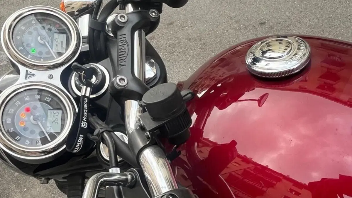 Triumph Bonneville T120 Gold Line Edition (2022 - 23)  (8)