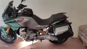 Moto Guzzi V100 Mandello S (2022 - 24)  (14)