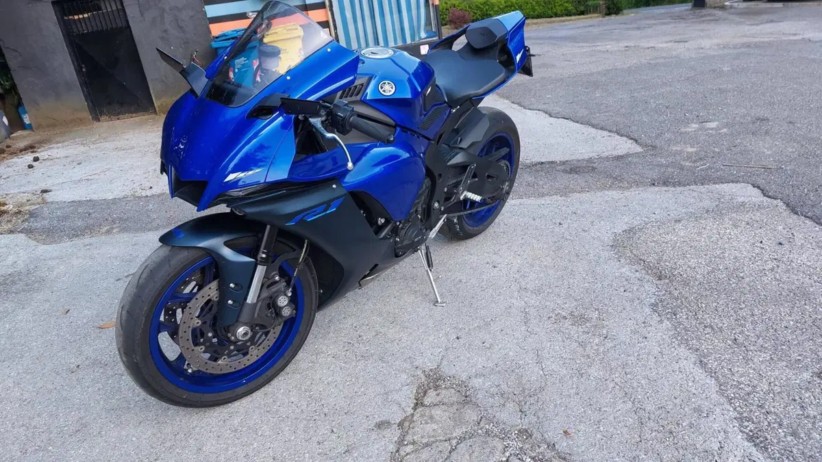 Yamaha YZF R1 (2020 - 25)  (2)