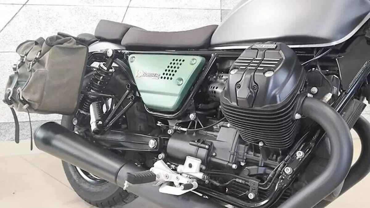 Moto Guzzi V9 Bobber Centenario (2021 - 22)  (3)