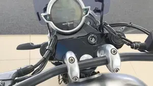Moto Guzzi V9 Bobber Centenario (2021 - 22)  (4)