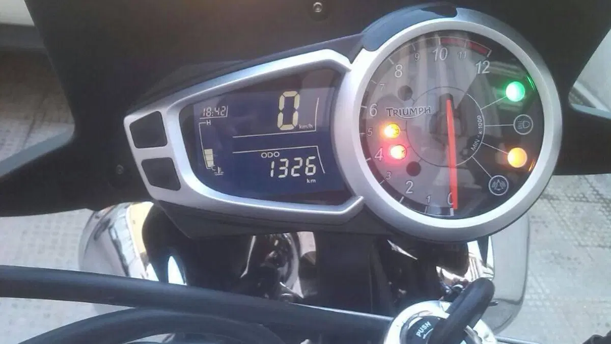 Triumph Speed Triple 1050 (2005 - 11)  (4)