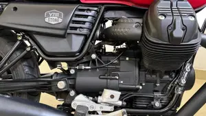 Moto Guzzi V7 III Stone (2017 - 20)  (5)