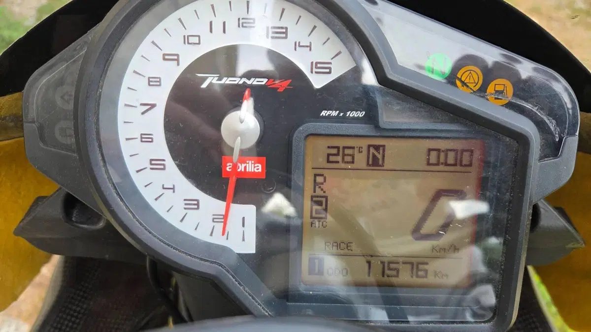 Aprilia Tuono V4 R APRC (2011 - 13)  (2)