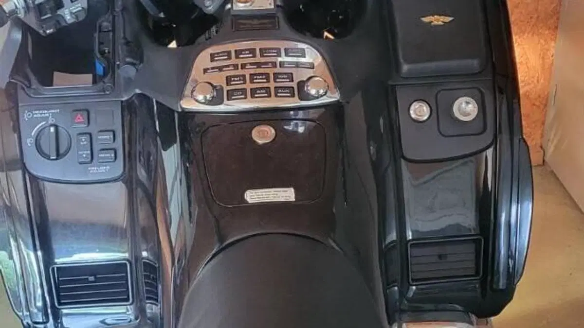 Honda GL 1800 Gold Wing (2000 - 05)  (2)