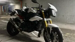 Triumph Speed Triple 1050 R ABS (2011 - 15) 