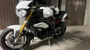 Triumph Speed Triple 1050 R ABS (2011 - 15)  (2)