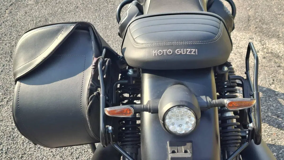 Moto Guzzi V7 Stone (2021 - 24)  (13)