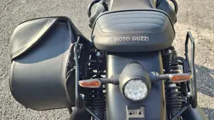 Moto Guzzi V7 Stone (2021 - 24)  (13)