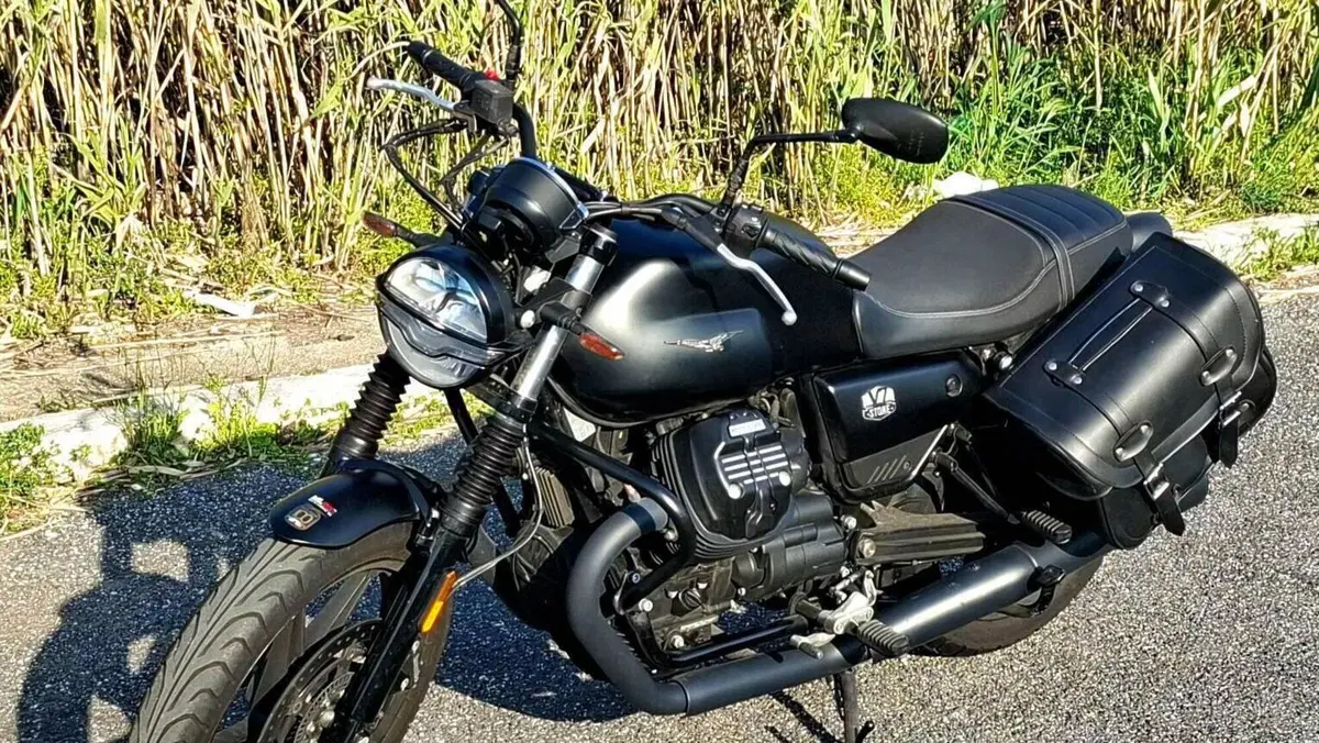 Moto Guzzi V7 Stone (2021 - 24)  (4)