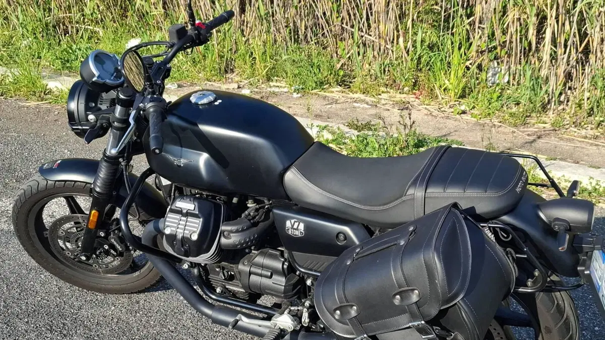 Moto Guzzi V7 Stone (2021 - 24) 