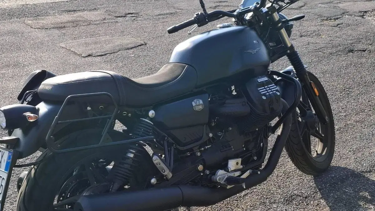 Moto Guzzi V7 Stone (2021 - 24)  (6)