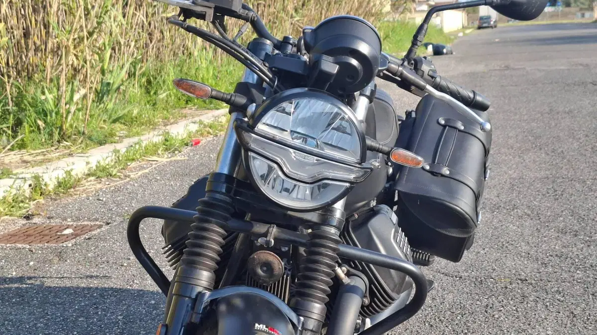 Moto Guzzi V7 Stone (2021 - 24)  (8)