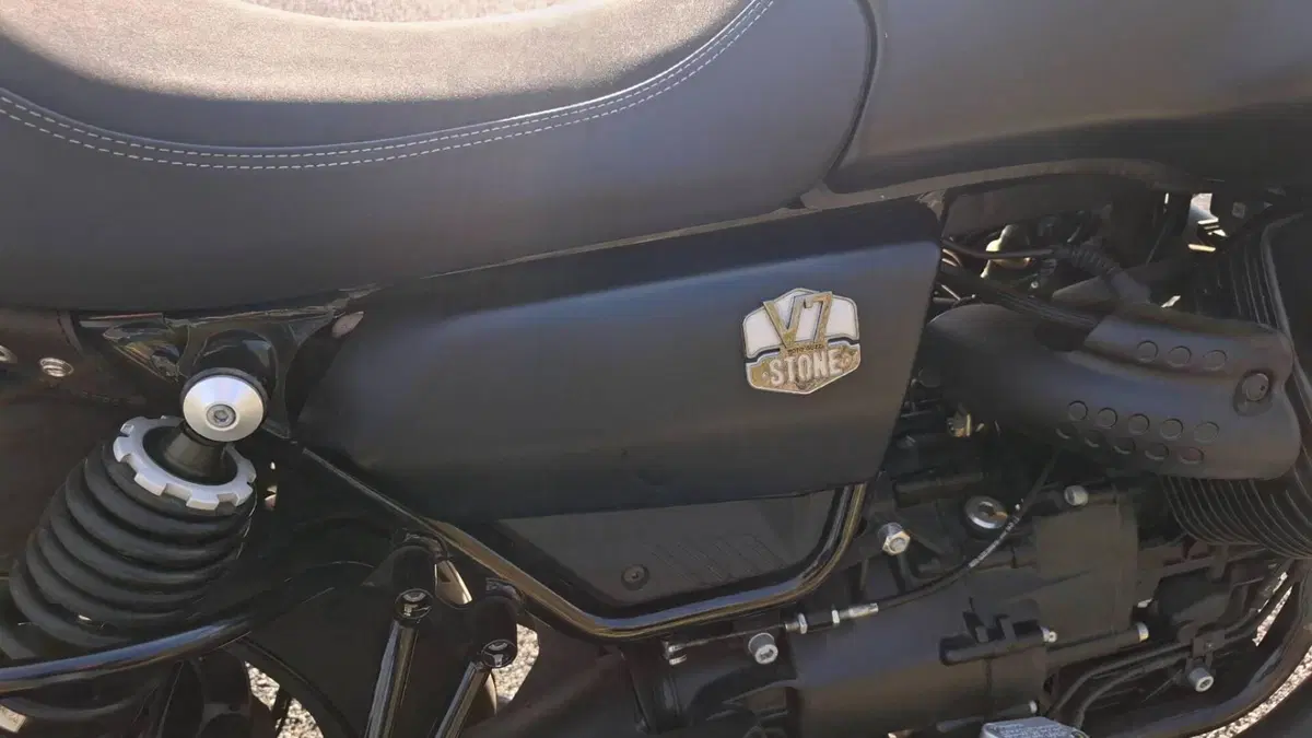 Moto Guzzi V7 Stone (2021 - 24)  (15)