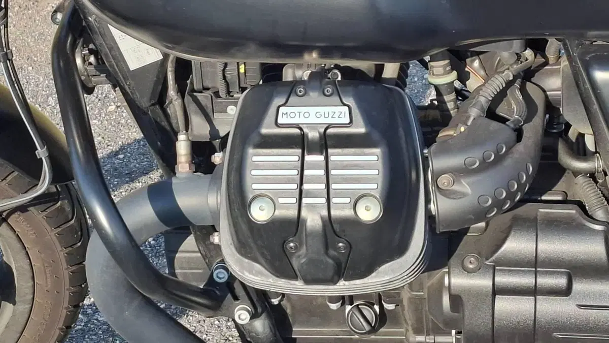 Moto Guzzi V7 Stone (2021 - 24)  (16)