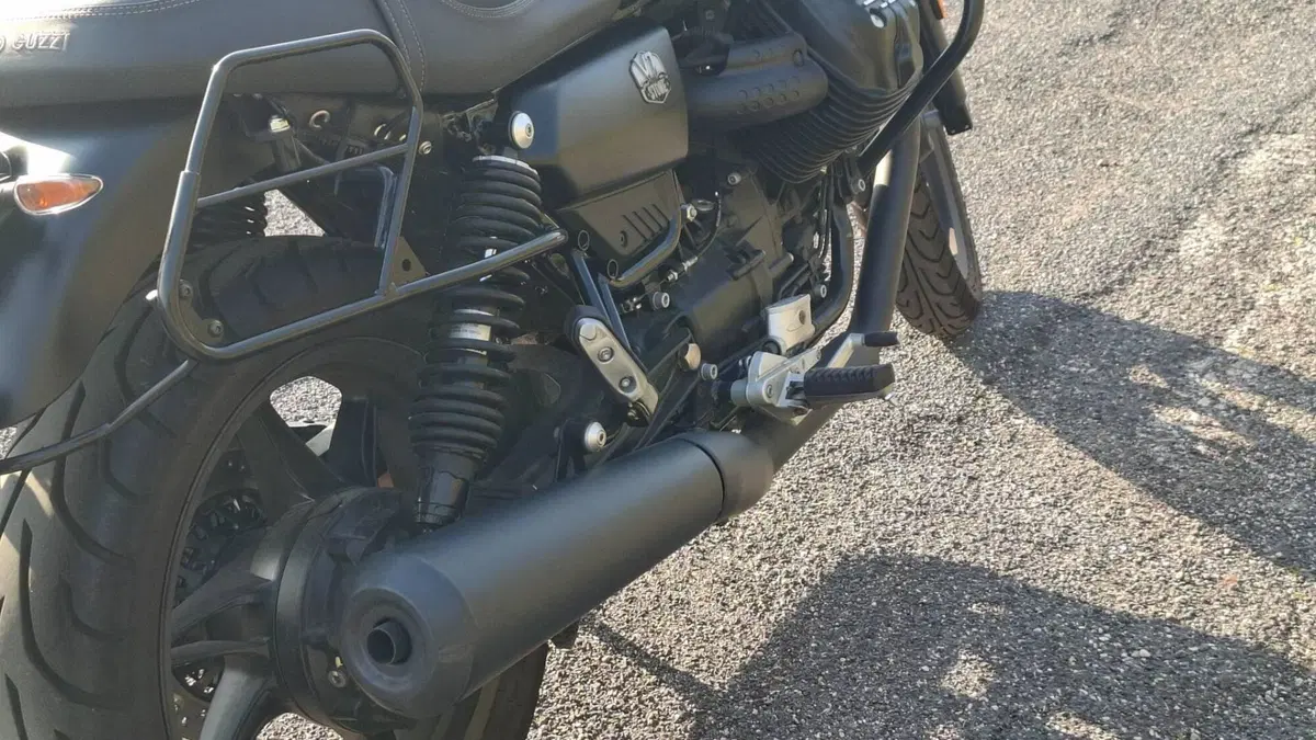Moto Guzzi V7 Stone (2021 - 24)  (17)