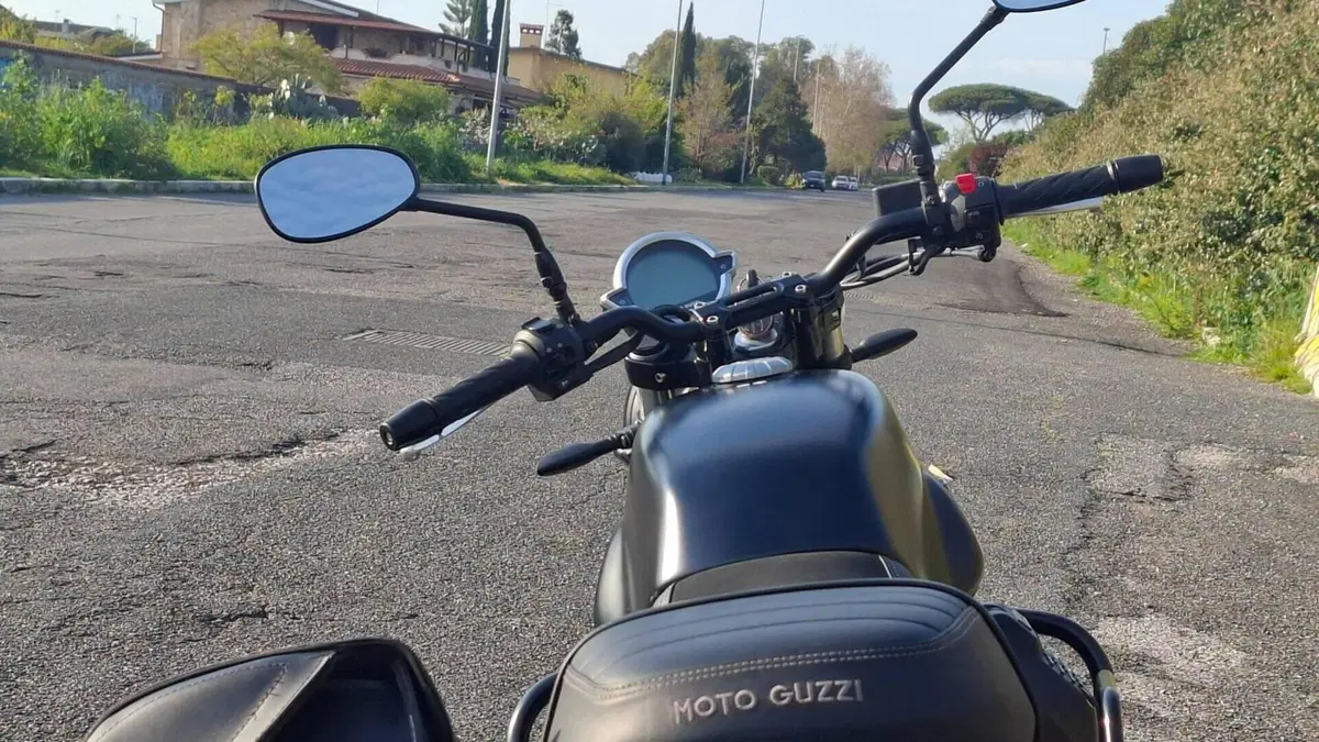 Moto Guzzi V7 Stone (2021 - 24)  (9)