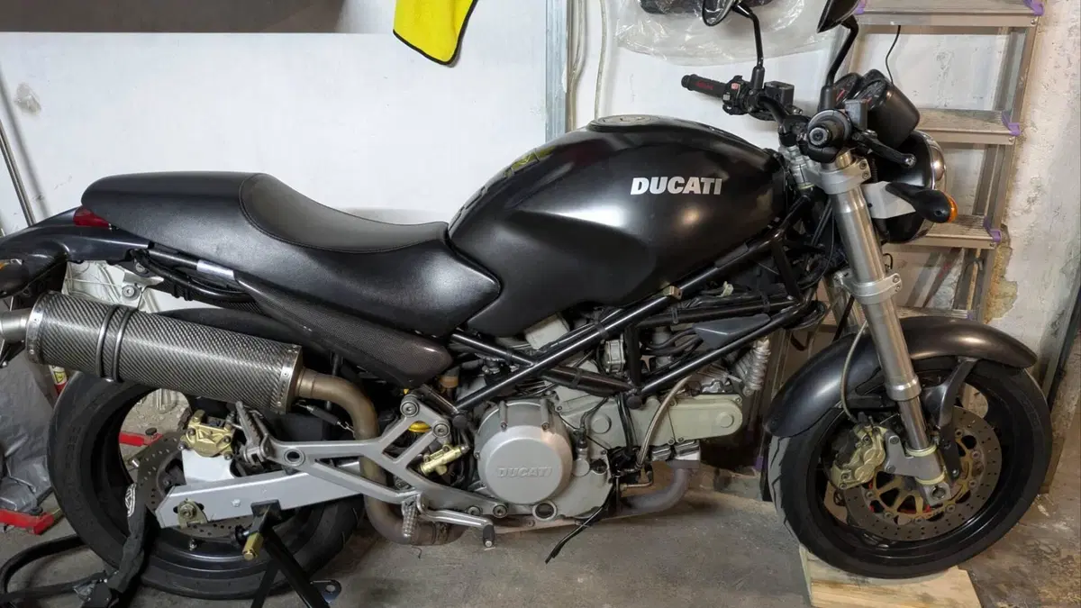 Ducati Monster 750 Dark (1999 - 02) 