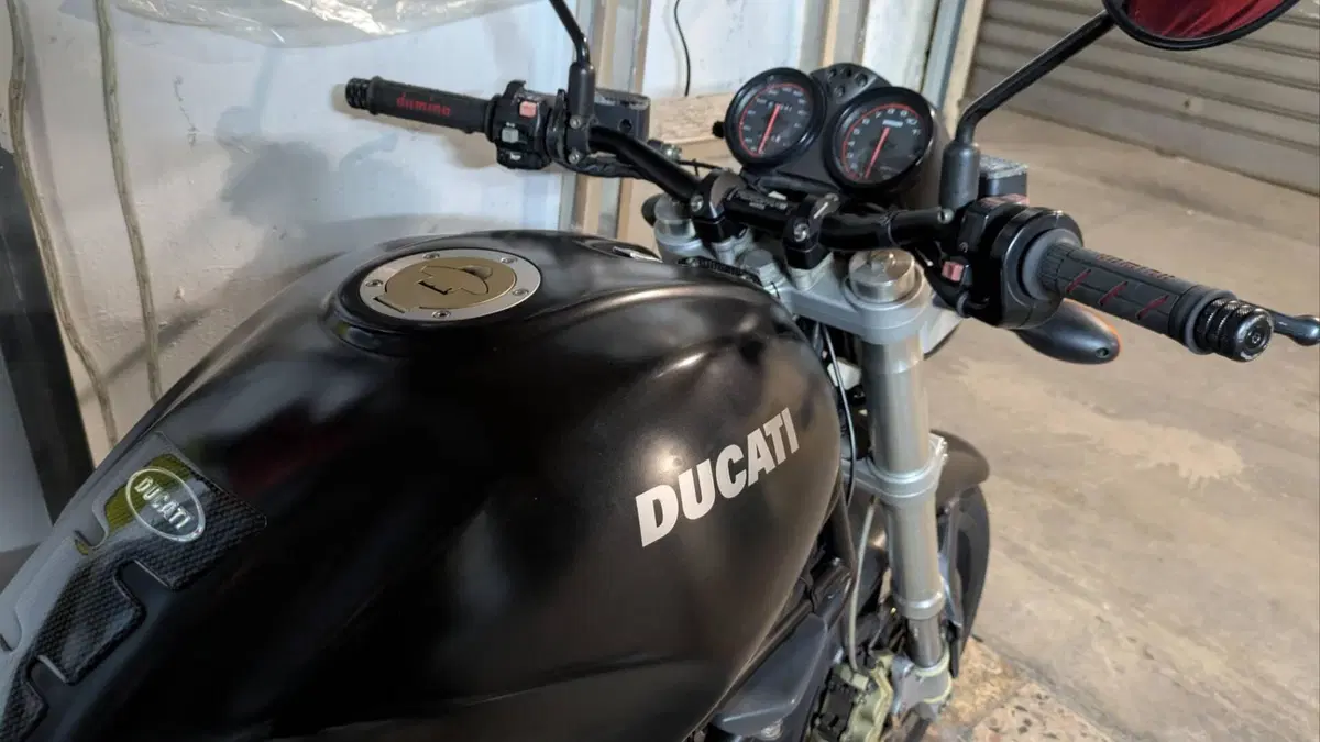 Ducati Monster 750 Dark (1999 - 02)  (2)