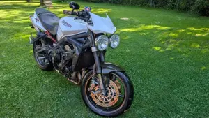 Triumph Street Triple R (2009 - 12)  (2)