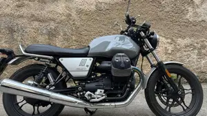 Moto Guzzi V7 III Milano (2018 - 20)  (2)