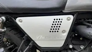 Moto Guzzi V7 III Milano (2018 - 20)  (13)