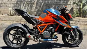 KTM 1290 Super Duke R (2020)  (2)