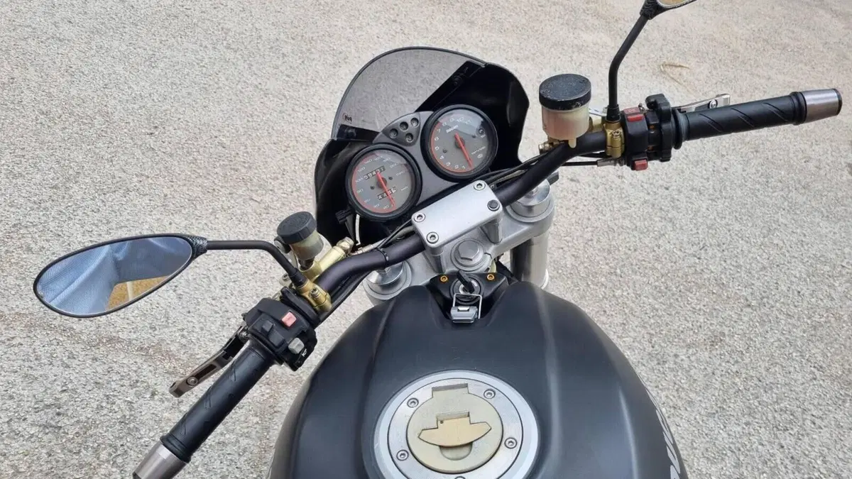 Ducati Monster 900 Dark I.E. (1999 - 02)  (6)