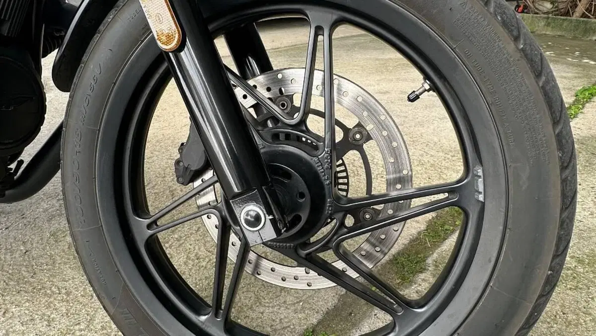 Moto Guzzi V7 Stone (2021 - 24)  (3)